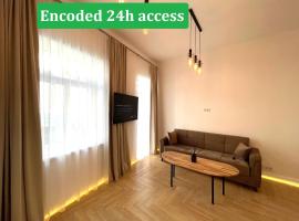 Picturesque Old Town Apartment with Charming Balcony, hotel in zona Kaunas St. Georg`s Church & Bernardine Monastery, Kaunas