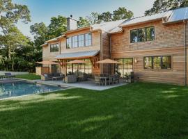 Villa Kimaal - Luxury with pool, hotel in Sag Harbor