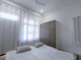 Full AC 2BHK with Kitchen 20 minutes from Temple, hotel em Varanasi