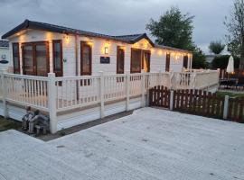 2 Bed Lodge Style Caravan with Hot Tub & Private Garden, hotel din Patrington