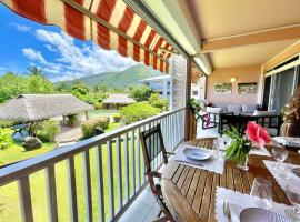 Kahaia beach home with pool amazing seafront black sand beach and reef, holiday home in Paea