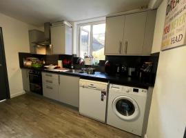 Lovely 2 bedroom holiday home with free parking, hotel in Plumstead
