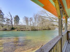 Riverfront Cabin Near Smoky Mountain National Park, hotel with parking in Walland