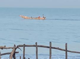 Chambre en bord de mer …(pied dans l’eau), homestay in Ngalou Sessène