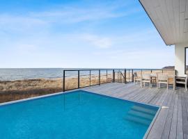 Modern North Fork Haven: Beachfront,Private Pool, hotel en Southold