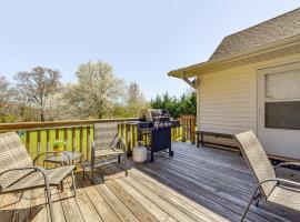 The Farmhouse in Fort Lawn with Fire Pit and Deck!, hotel with parking in Fort Lawn