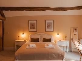 The Jodrell Luxury Suites，Whaley Bridge的有停車位的飯店