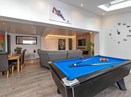 Contractors Dream~POOL TABLE~Close to Luton Airport~Three Double Bedrooms, hotel in Luton