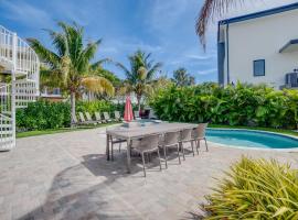 Approx 40 steps to beach entrance of Anna Maria beach, hotel v destinaci Anna Maria