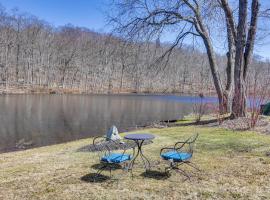 Charming Deep River Vacation Rental on Star Lake!, hotel with parking in Deep River