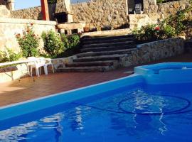 Valdebruna ll y de Gredos, hotel in Navaluenga