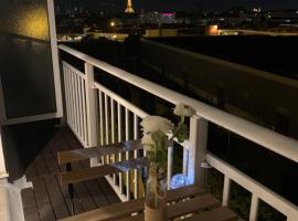Albar Rooftop Eiffel Paris Porte de Versailles, bed and breakfast v destinaci Issy-les-Moulineaux