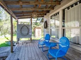 A Quaint Countryside Tiny Home - Outhouse & Outdoor Shower Included