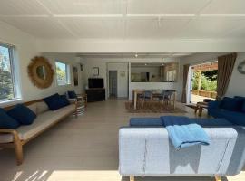 Oneroa Village Oasis - Waiheke Escapes, family hotel in Blackpool