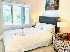 Private Entire Waterfront Guest Suite, close to Banff, Canmore & Kananaskis, hotel ieftin din Calgary