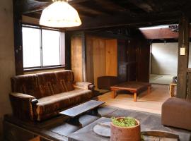 GLOCE sadoベースキャンプ宿根木, viešbutis mieste Sado