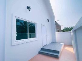 Minimalism Pool Villa, hotel di Thap Sakae