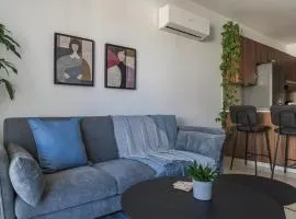 Creative 1br Pool view Apt with covered parking