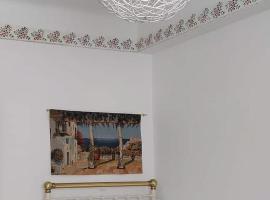 Traditional house inside Filoti, Naxos – hotel w mieście Filótion