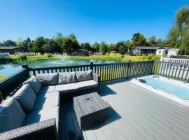 The Waterhole Lodge with Hot Tub