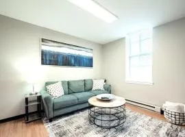 The Terrace at Park Place 2nd floor walk up -cozy 2 bedroom fast WiFi free coffee