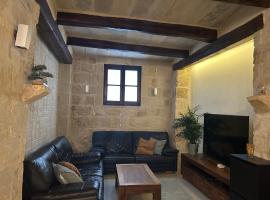 Traditional House of Character with Terrace - Central, Cozy & Calm, habitación en casa particular en Birkirkara