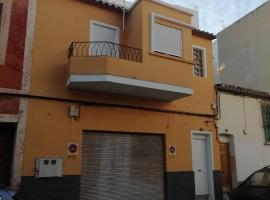 casa de tres habitaciones con parking bajo la casa – hotel w mieście Villajoyosa