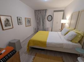 Appartement paisible, family hotel in Clichy