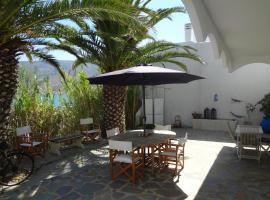 In front of the Beach., hótel í Khónai