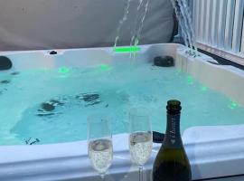 Luxury Hot Tub Lodge- York -Lakes -5* Country Park, hotel with parking in Malton