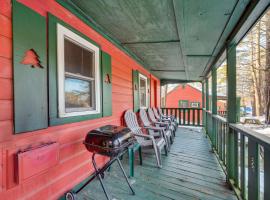 Laconia Cabin with Grill 2 Mi to Weirs Beach!，拉科尼亞的飯店