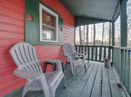 라코니아에 위치한 반려동물 동반 가능 호텔 Cozy Laconia Studio with Pool Access - 2 Mi to Lake!