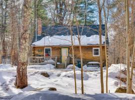 라코니아에 위치한 코티지 Cozy Laconia Cabin, Close to Winnipesaukee Pier!