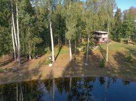 Elupuu forest cabin with sauna, hytte i Nooska