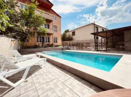 Lux Villa & Pool Dilijan, отель в Дилижане