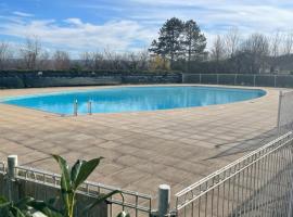 Viesnīca ar autostāvvietu Appart 41 Montbéliard: calme et cosy + piscine pilsētā Sainte-Suzanne