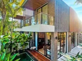 The Hitam Tiny Villa - Stylish Villa in Serene Location 5 Mins to Beach