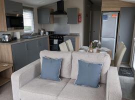 Stylish Modern Bright Caravan with Views sleeps 6 Littlesea Haven Weymouth, hotel in Weymouth