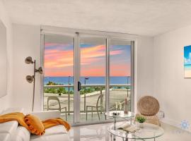 Special Offer - Balcony - Beachfront Condo - Gym, hotel in Hollywood