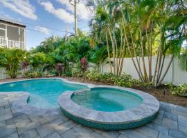 Pet Friendly Home with Heated Pool & Spa, hotel in Holmes Beach