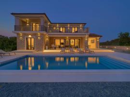 Luxury Villa Harmony with heated pool and seaview, vila v destinaci Vrh