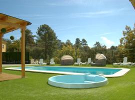 Villa Paraíso, exclusiva, todas las comodidades, hotel with jacuzzis in Girona