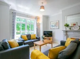 89 - Spacious Townhouse by Shortstays