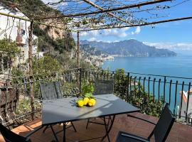 Amalfi 51 con vista mare, giardino e terrazze, hotel pentru familii din Conca dei Marini