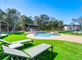 Expansive Bertram Retreat with Pool, on 28 Acres!, hotel s parkiralištem u gradu 'Bertram'