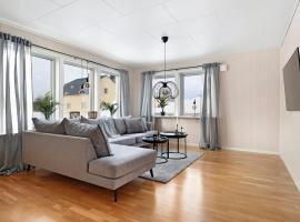 Guestly Homes - Homely 2BR Apartment with 3 Beds, feriebolig i Boden