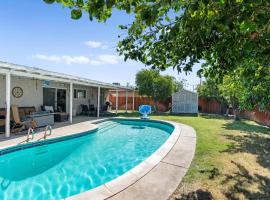 Indio Home with Heated Pool - 5 Mins to Coachella!, hotel amb piscina a Indio