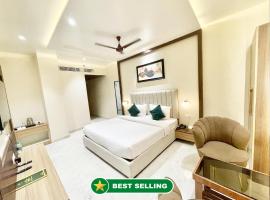 HOTEL VEDANGAM INN ! VARANASI - Forɘigner's Choice ! fully Air-Conditioned hotel with Parking availability, near Kashi Vishwanath Temple, and Ganga ghat: Varanasi şehrinde bir otel