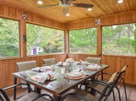 Screened in porch and fantastic game room, hotel v destinácii Wellfleet