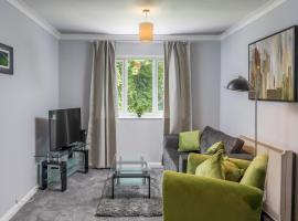 Crawley Thornhill 1 Bed Apartment near Gatwick Airport with Free Parking, hotelli kohteessa Ifield